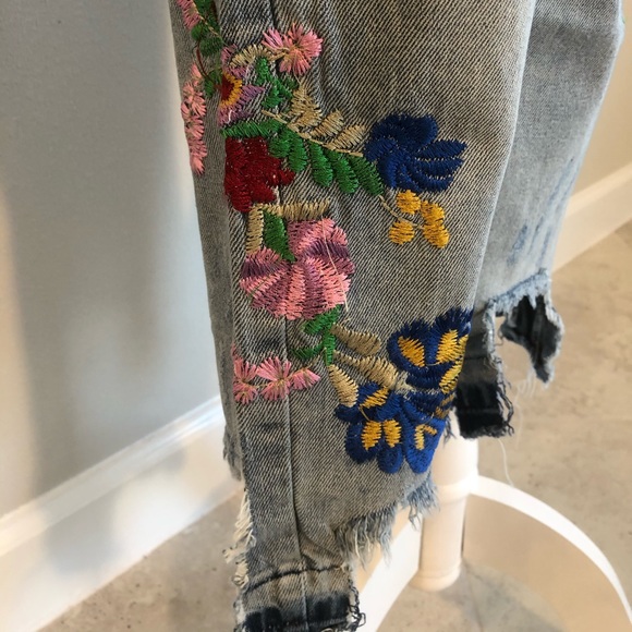 Embroidered floral cropped jeans - Picture 2 of 5